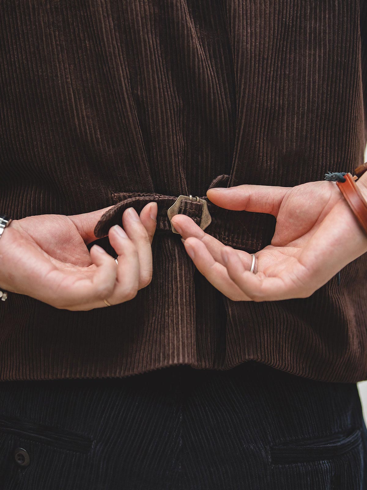 モデル画像: クラシックなアメリカンスタイルを演出するコーデュロイハンティングベストを着用したモデル