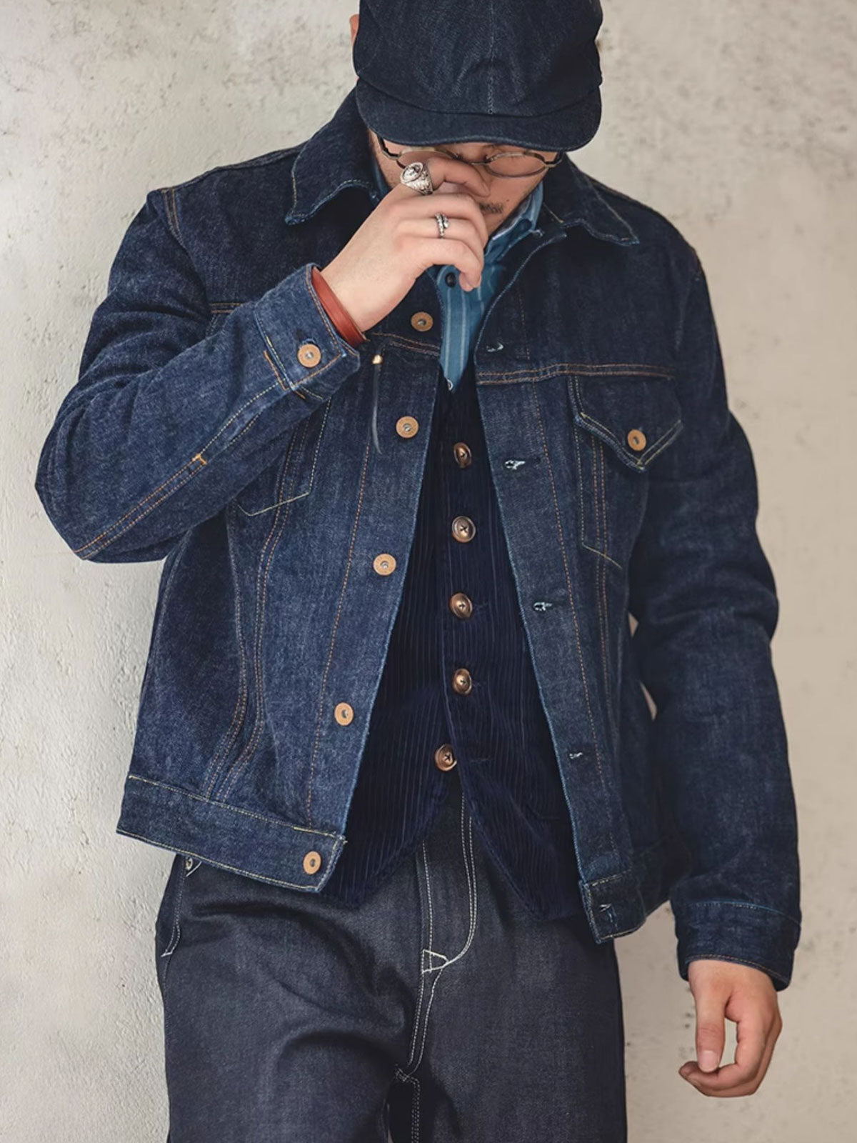 モデル画像: クラシックなアメリカンスタイルを演出するコーデュロイハンティングベストを着用したモデル