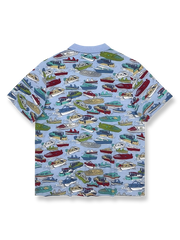 製品画像: ナポリ観光船をモチーフにしたカラフルなプリントが特徴のコットンポロシャツの正面全体画像。