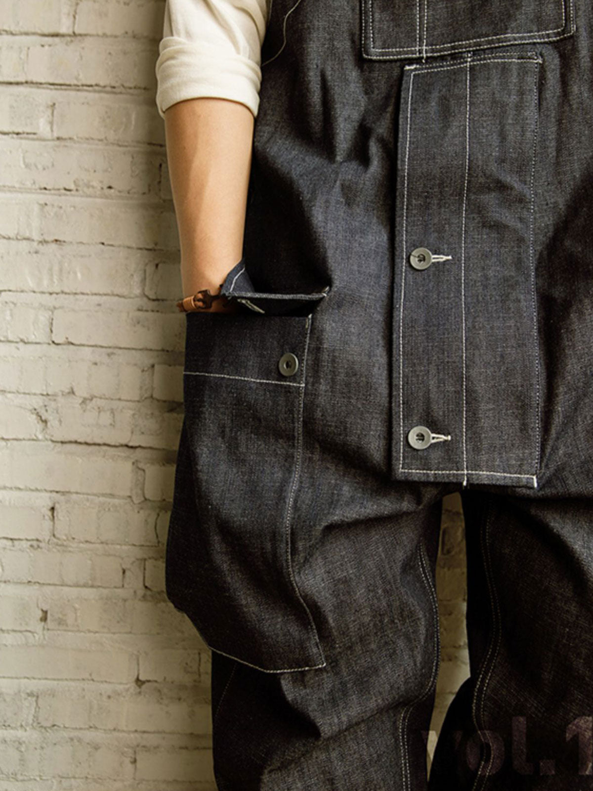 製品画像: ヴィンテージスタイルの120オンスコーマデニムオーバーオールの正面全体画像。
詳細画像: P44バックタクティカルポケットと調節可能なバックルショルダーストラップのディテールクローズアップ。