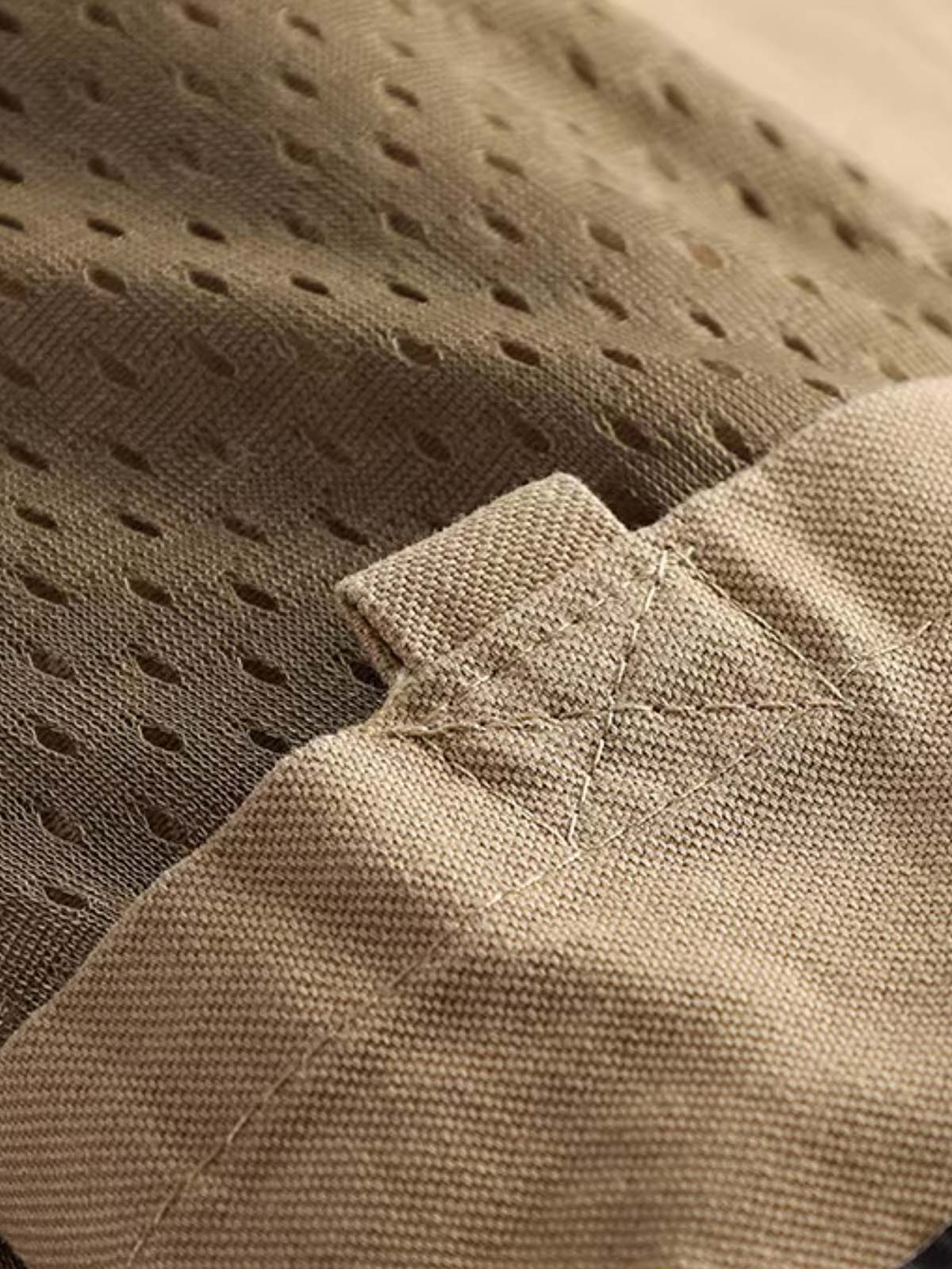 製品画像: ヴィンテージサイクリングベストの正面全体画像。
詳細画像: 多機能ポケットとVネックのヴィンテージボタンディテールのクローズアップ。