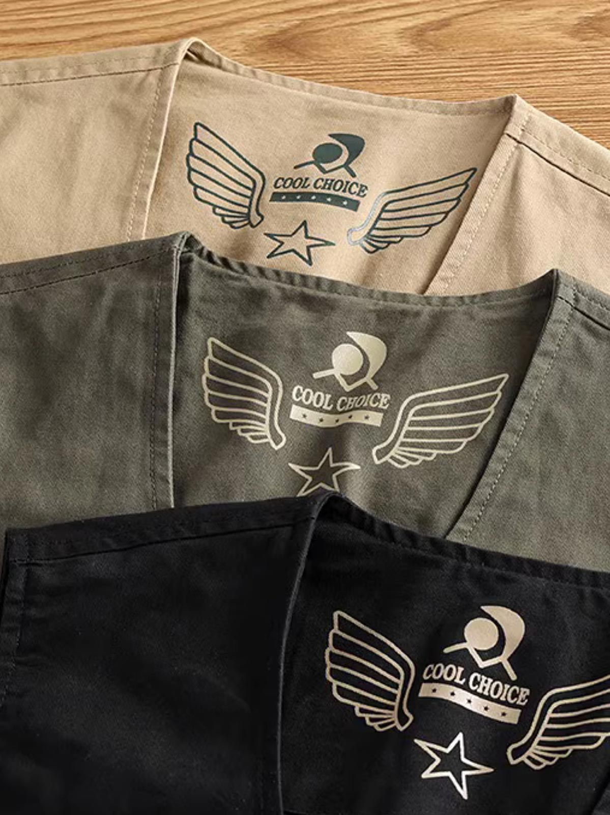 製品画像: ヴィンテージサイクリングベストの正面全体画像。
詳細画像: 多機能ポケットとVネックのヴィンテージボタンディテールのクローズアップ。