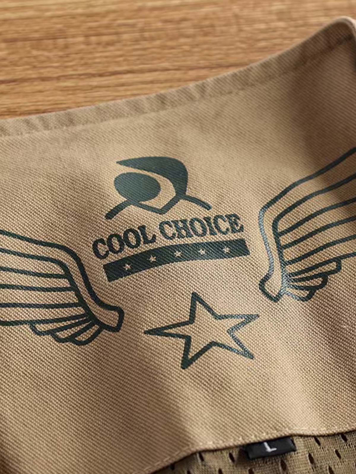 製品画像: ヴィンテージサイクリングベストの正面全体画像。
詳細画像: 多機能ポケットとVネックのヴィンテージボタンディテールのクローズアップ。