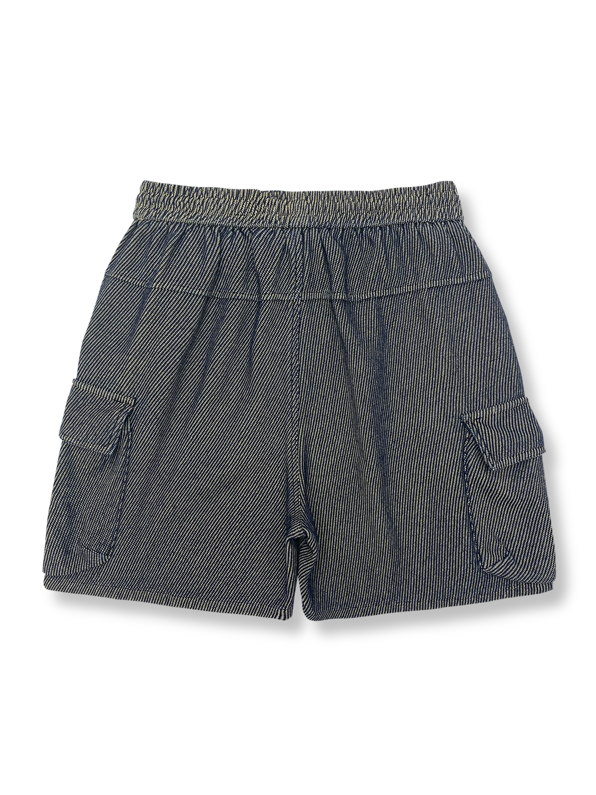 製品画像: 斜め織りデニムと立体ポケットが特徴の多ポケットワークショーツ全体像
詳細画像: デニム生地の織り目とポケットの立体感を強調したディテールショット