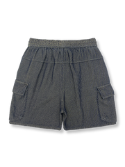 製品画像: 斜め織りデニムと立体ポケットが特徴の多ポケットワークショーツ全体像
詳細画像: デニム生地の織り目とポケットの立体感を強調したディテールショット