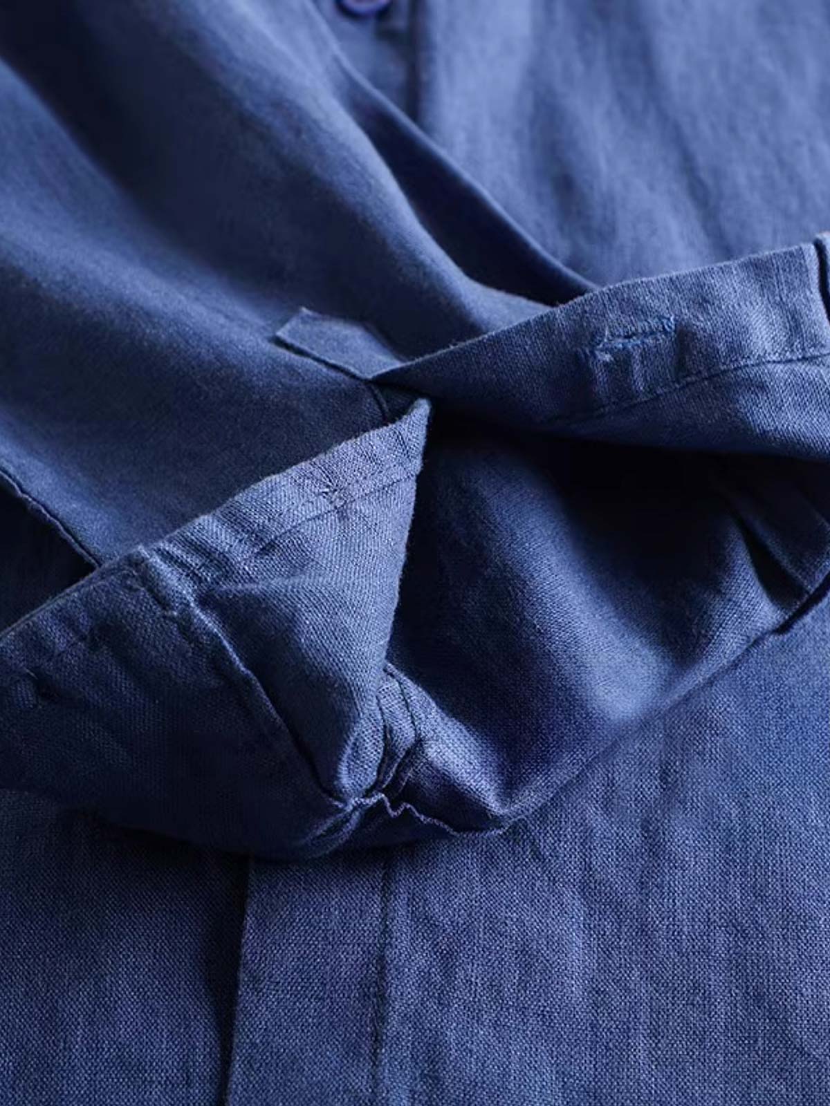 製品画像: プレミアムリネン素材を使用したアメリカンカジュアルスタイルの長袖シャツ
詳細画像: 製品洗い加工による高級テクスチャーと自然なドレープ感のディテール