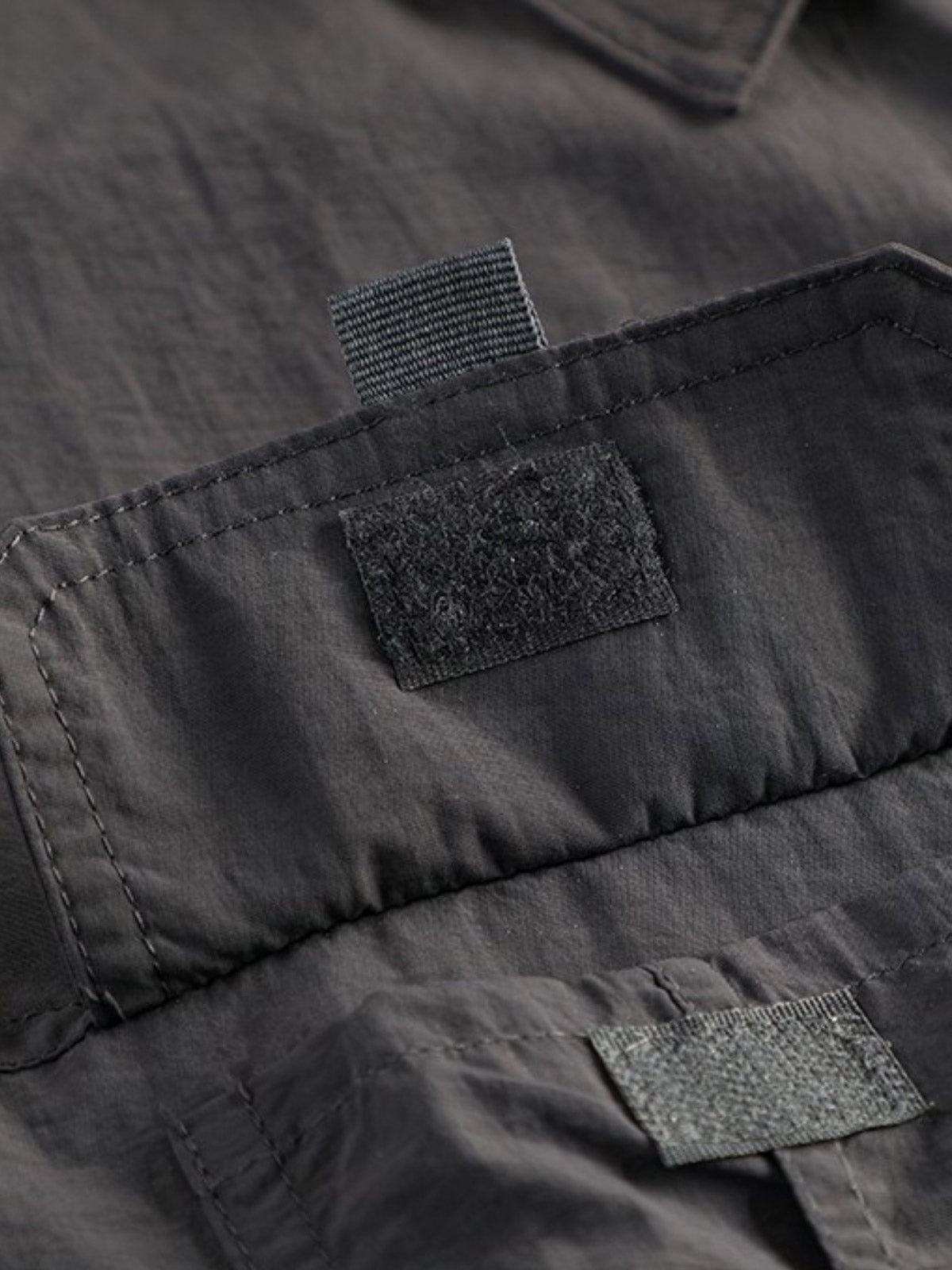 製品画像: 速乾・UVカット機能付きアウトドア用半袖ワークシャツ
詳細画像: ナイロン素材と背面メッシュライニングのディテール