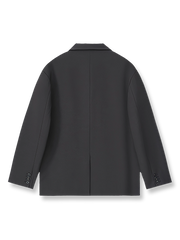 製品画像: 不規則なカーブラインデザインのダークグレースーツの正面展示
詳細画像: ラペルとカーブパネルのディテール展示