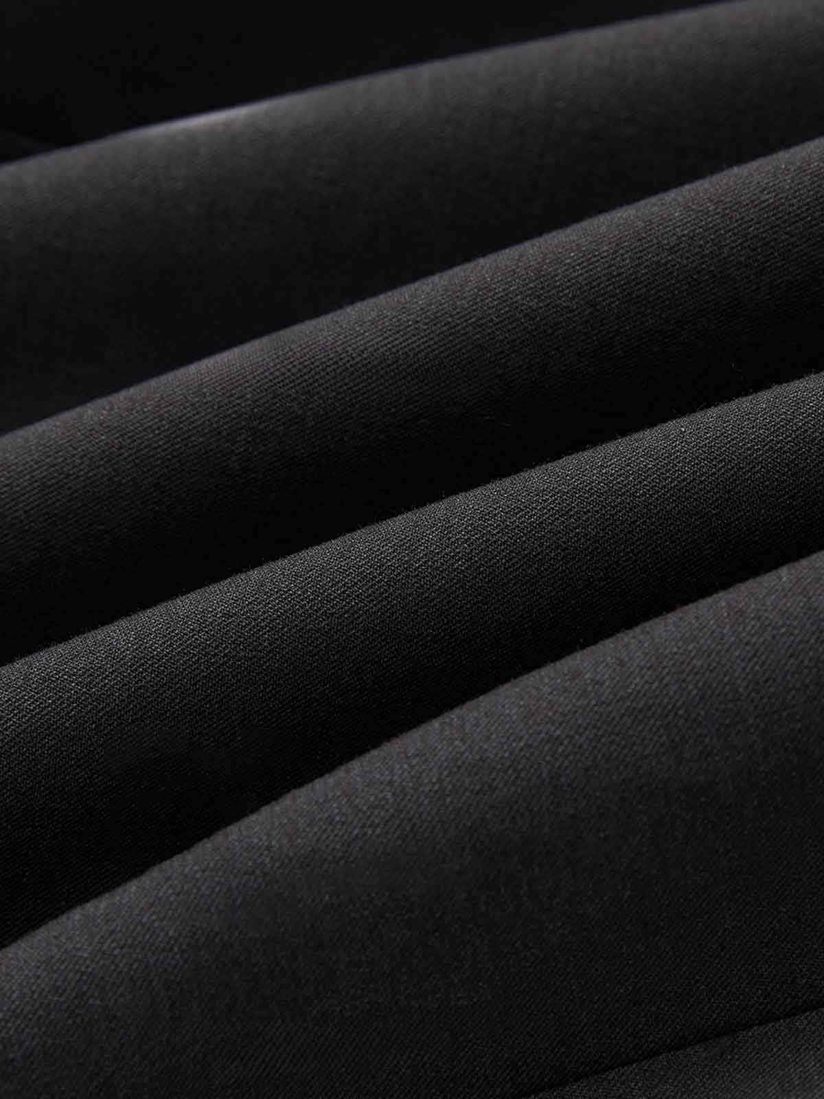 製品画像: 不規則なカーブラインデザインのダークグレースーツの正面展示
詳細画像: ラペルとカーブパネルのディテール展示
