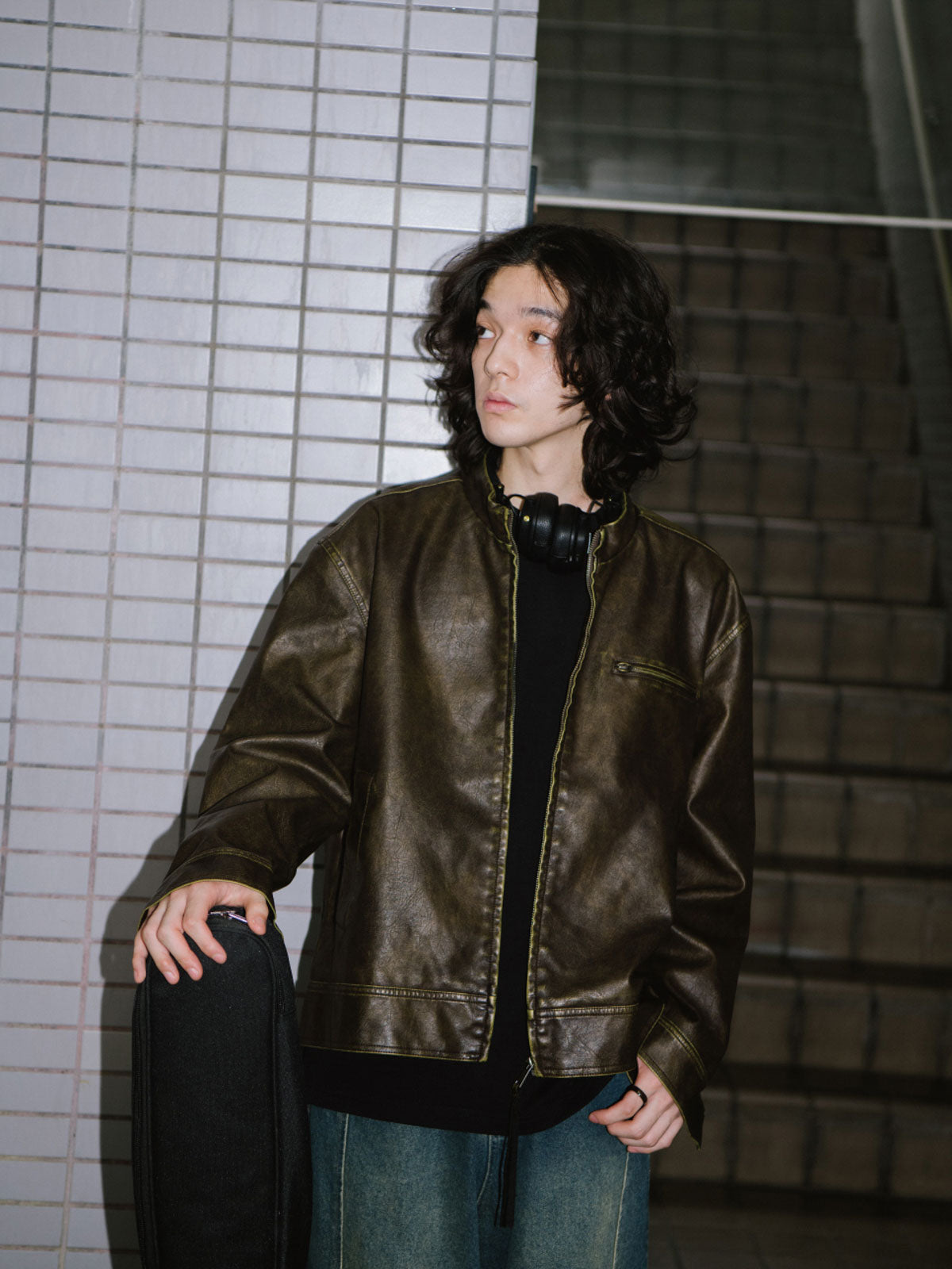 
詳細画像: 手擦り加工による斑驳なウォッシュ質感のディテール展示
モデル画像: モデルが着用したヴィンテージマイラードジャケットのスタイリング例