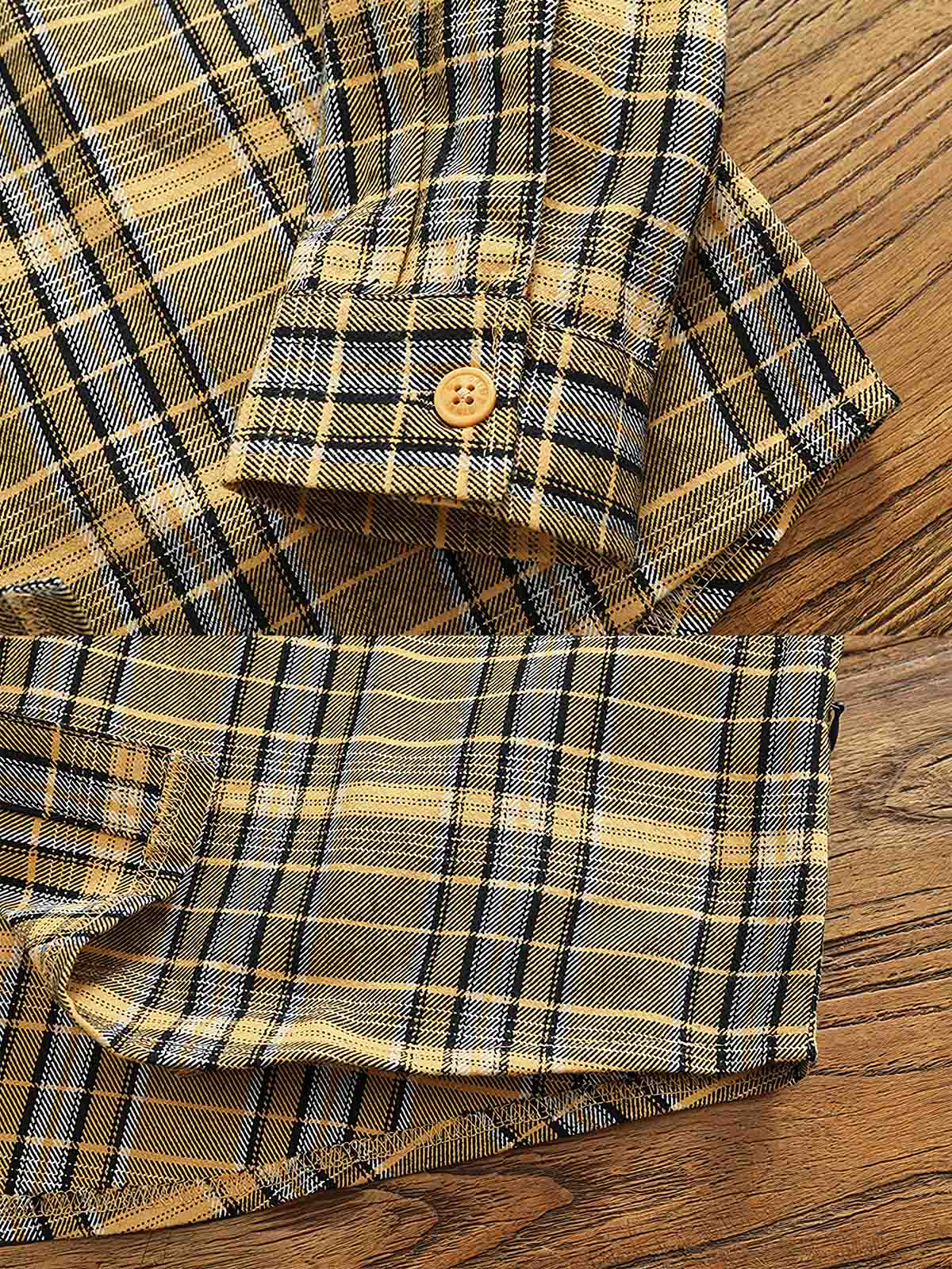 製品画像: アメリカンヴィンテージ風フランネル厚手起毛長袖ワークシャツ全体像
詳細画像: シャツのレギュラーカラーとチェック柄のディテール