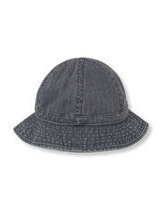 製品画像: ヘリンボーンジャングルバケットハットの正面全体図
詳細画像: 帽子のブリム内側のヴィンテージ風レタープリントとシャンブレー裏地のディテール