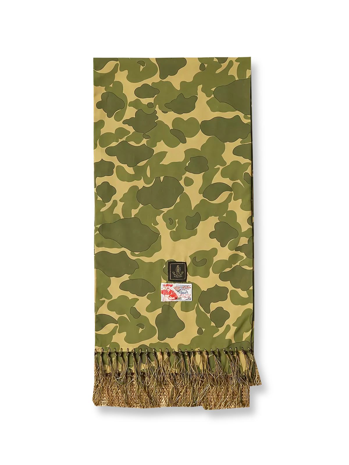 製品画像: ダックハンターカモフラージュテンセルフリンジスカーフの全体画像。スカーフの全体的なシルエットとデザインが強調されています。
詳細画像: スカーフのディテール画像。フリンジや織りラベルの細部が際立っています。