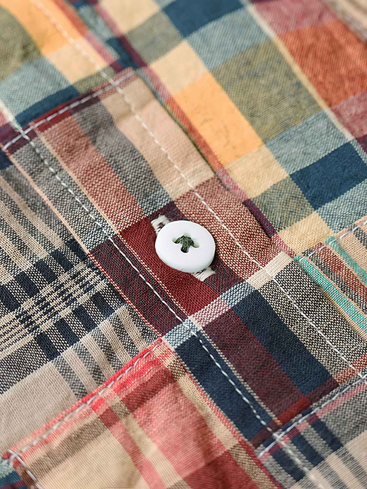 製品画像: チェック柄切り替え半袖シャツの全体画像。シャツの全体的なシルエットとデザインが強調されています。
詳細画像: シャツの白い四つ穴ボタンとウサギの刺繍のディテール画像。