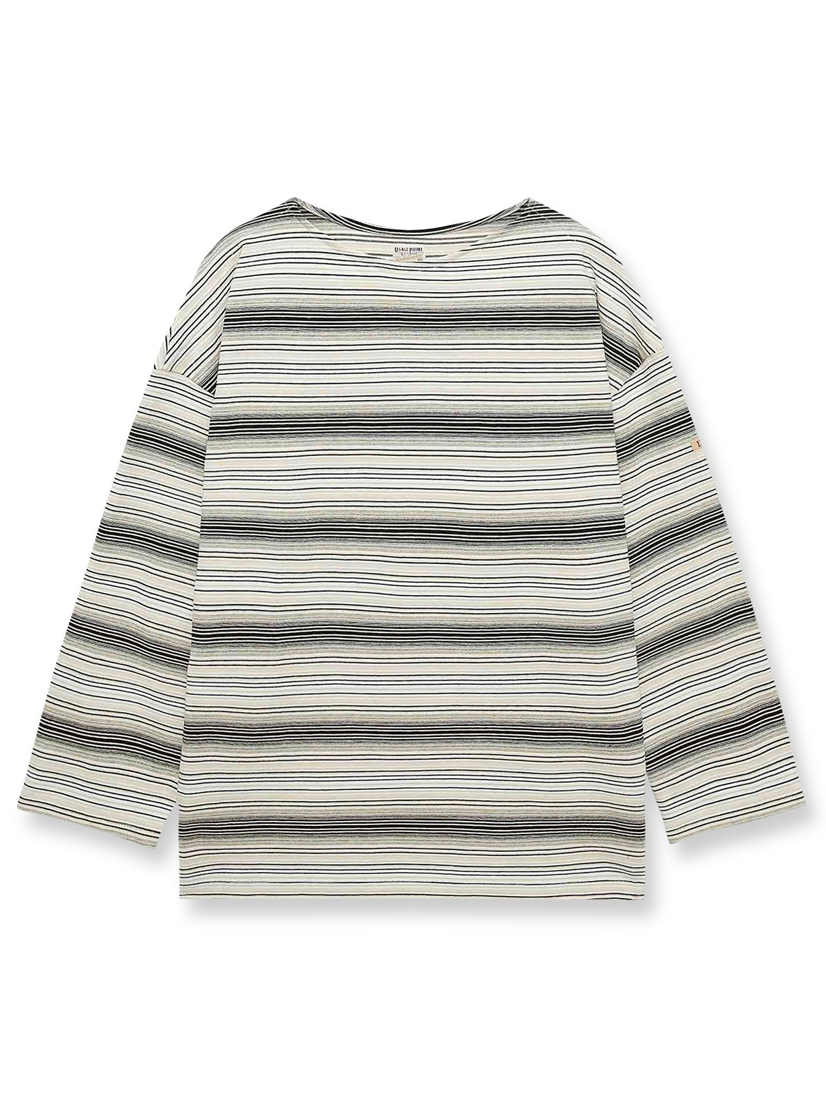 製品画像: 強撚綿ストライプ長袖Tシャツの全体像を正面から撮影した画像
詳細画像: ボートネックデザインと肩の補強ディテールをクローズアップした画像