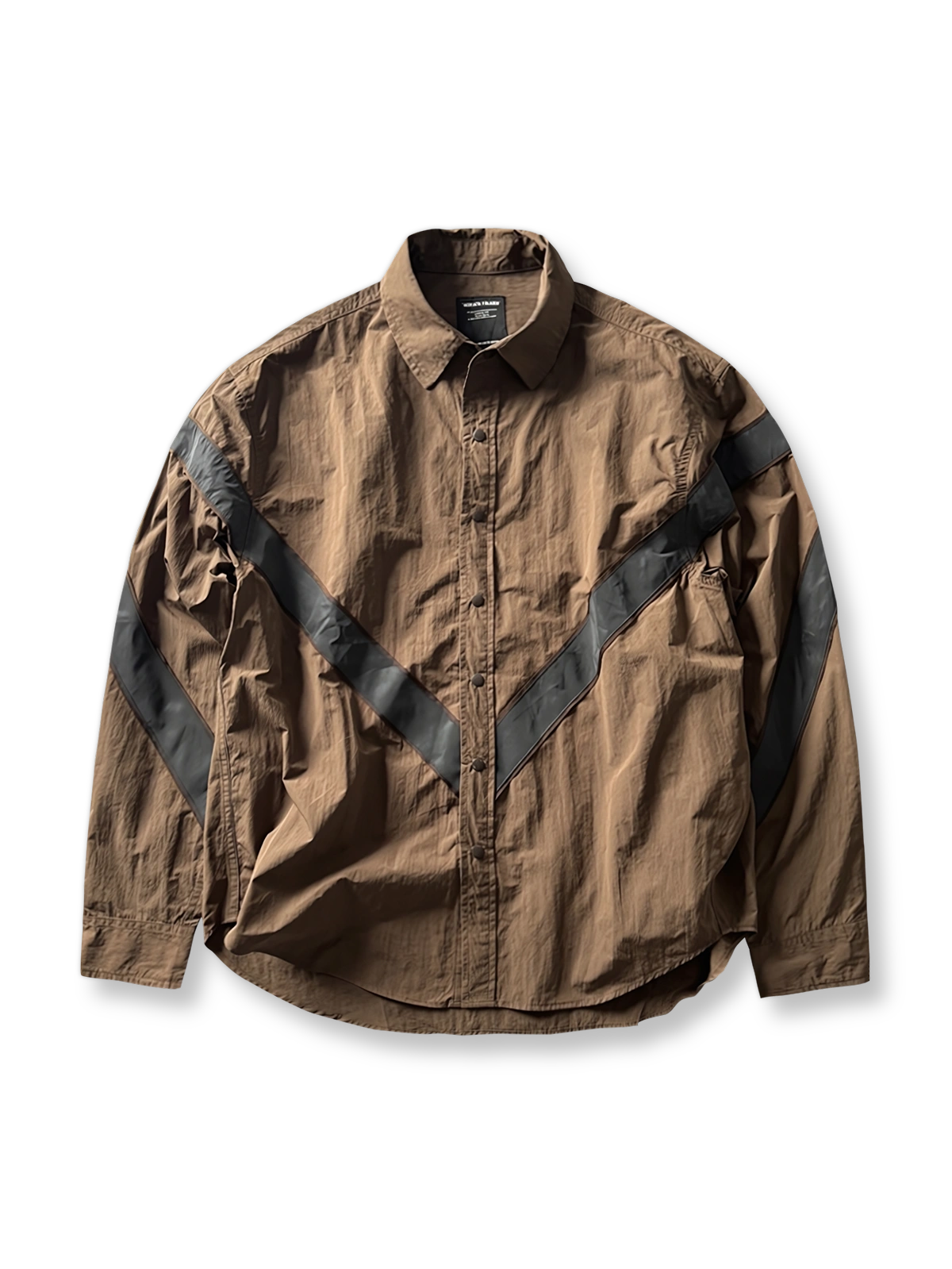 製品画像: アウトドア向けの通気性抜群な切り替え長袖カジュアルシャツの全体画像。シャツの全体的なシルエットとデザインが際立つ。
詳細画像: 切り替え部分と袖の赤いラインのディテール画像。シャツの質感とデザインが強調されています。