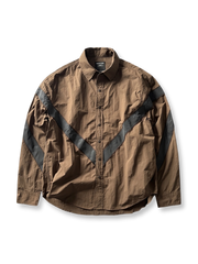 製品画像: アウトドア向けの通気性抜群な切り替え長袖カジュアルシャツの全体画像。シャツの全体的なシルエットとデザインが際立つ。
詳細画像: 切り替え部分と袖の赤いラインのディテール画像。シャツの質感とデザインが強調されています。