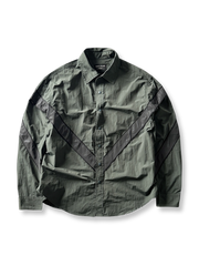 製品画像: アウトドア向けの通気性抜群な切り替え長袖カジュアルシャツの全体画像。シャツの全体的なシルエットとデザインが際立つ。
詳細画像: 切り替え部分と袖の赤いラインのディテール画像。シャツの質感とデザインが強調されています。