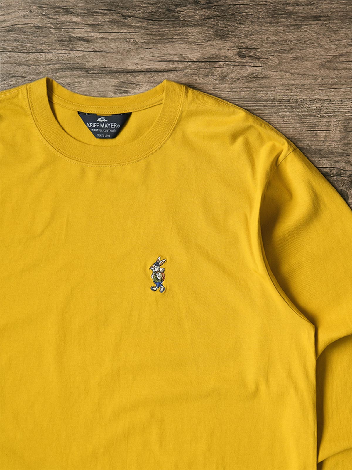 製品画像: ハイキングラビット刺繍クルーネック長袖Tシャツの全体像を正面から撮影した画像
詳細画像: 胸元のラビット刺繍ディテールをクローズアップした画像