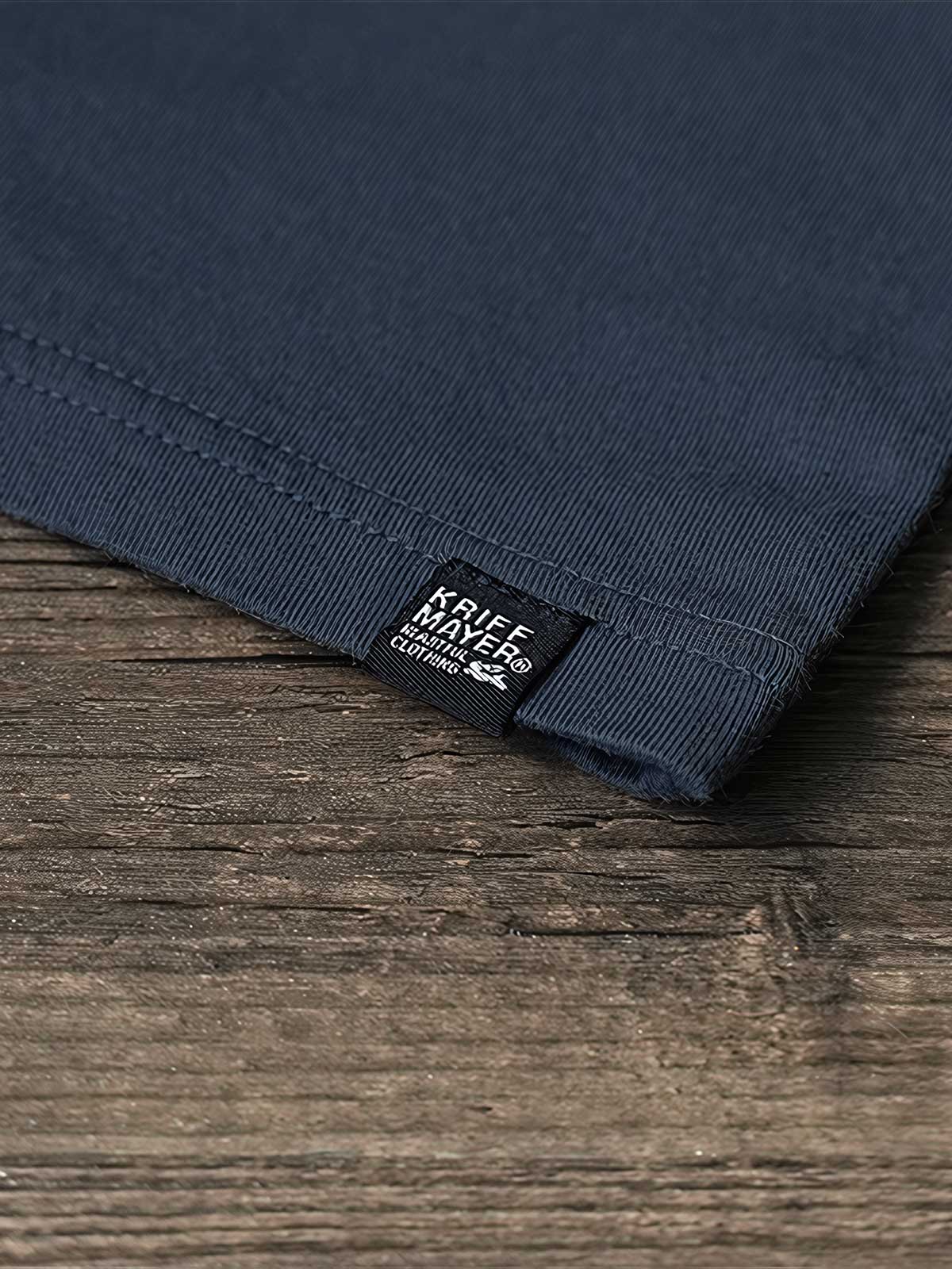 製品画像: ハイキングラビット刺繍クルーネック長袖Tシャツの全体像を正面から撮影した画像
詳細画像: 胸元のラビット刺繍ディテールをクローズアップした画像