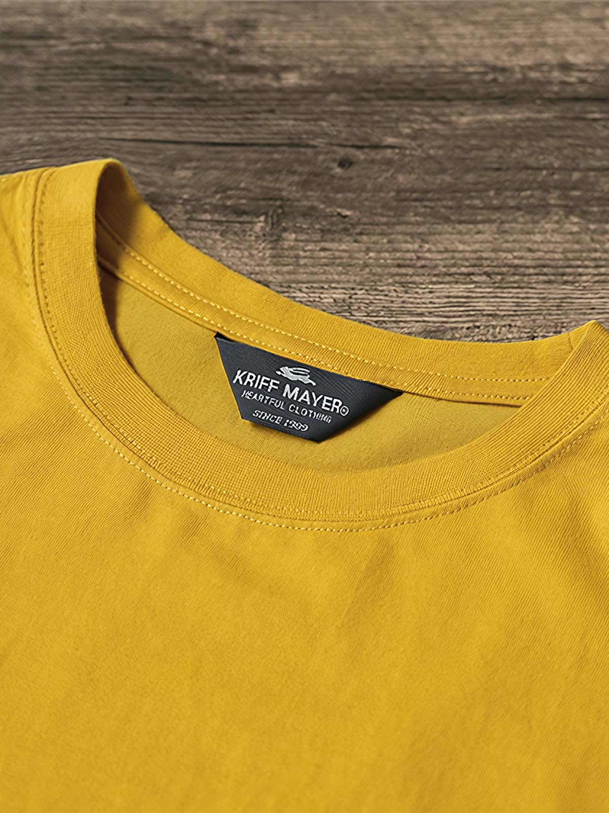 製品画像: ハイキングラビット刺繍クルーネック長袖Tシャツの全体像を正面から撮影した画像
詳細画像: 胸元のラビット刺繍ディテールをクローズアップした画像