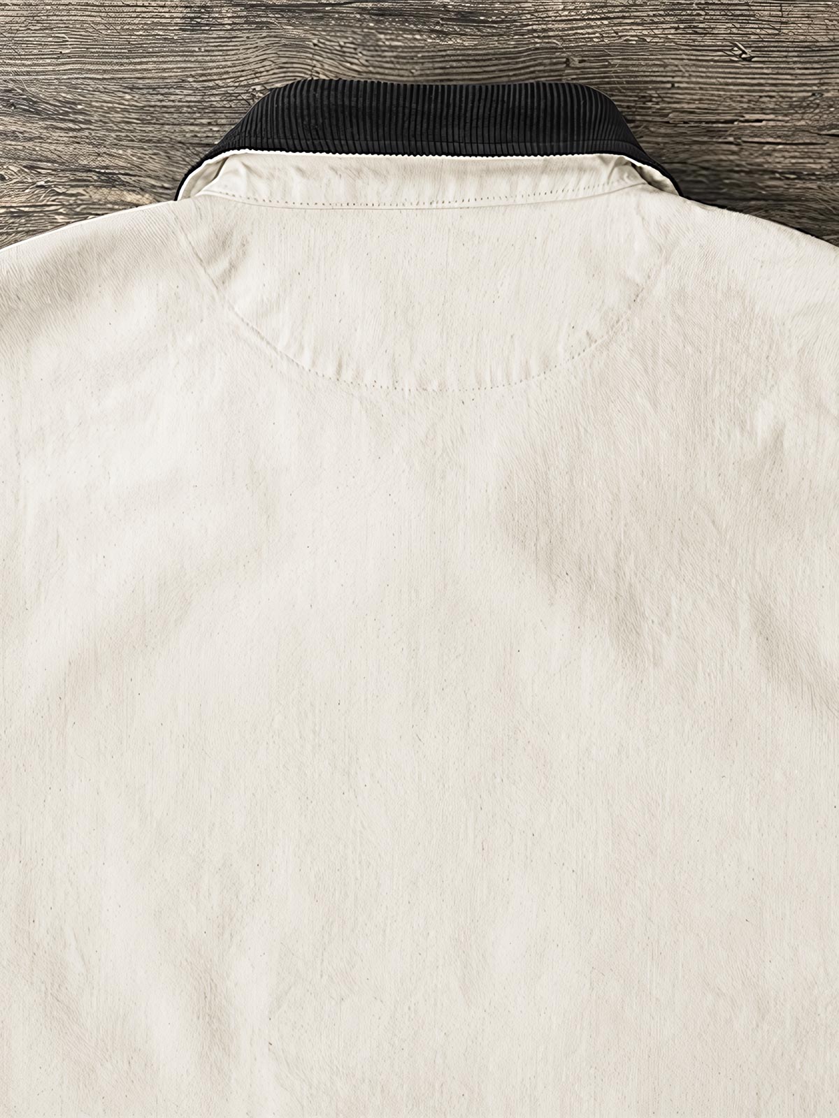 製品画像: アイボリーのハンドグラフィックルーズフィットジャケットの全体画像。ジャケットの全体的なシルエットとデザインが強調されています。
詳細画像: ハンドグラフィックのディテール画像。プリントの細部と質感が際立っています。