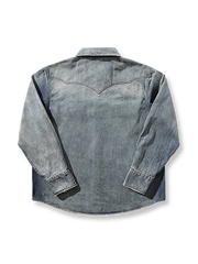 製品画像: ヴィンテージ加工されたデニム長袖シャツの正面図。9.8オンス高密度デニム、クラシックなウエスタンスタイルが特徴。
詳細画像: シャツの肩部とカスタムメイドの錆びたメタルボタンのディテール。ヴィンテージ感を強調するチェーンステッチが施されたサイドシーム。