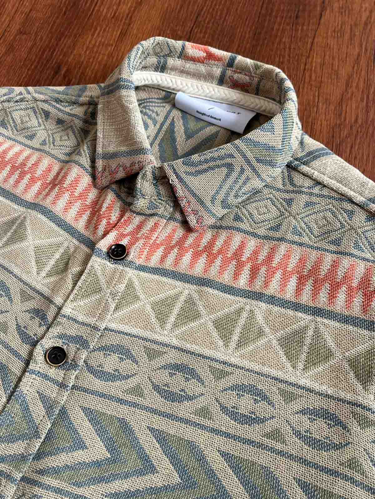 製品画像：民族風ジャカードコットン長袖シャツの正面写真
詳細画像：ジャカード生地のディテールとシャツのテクスチャのクローズアップ