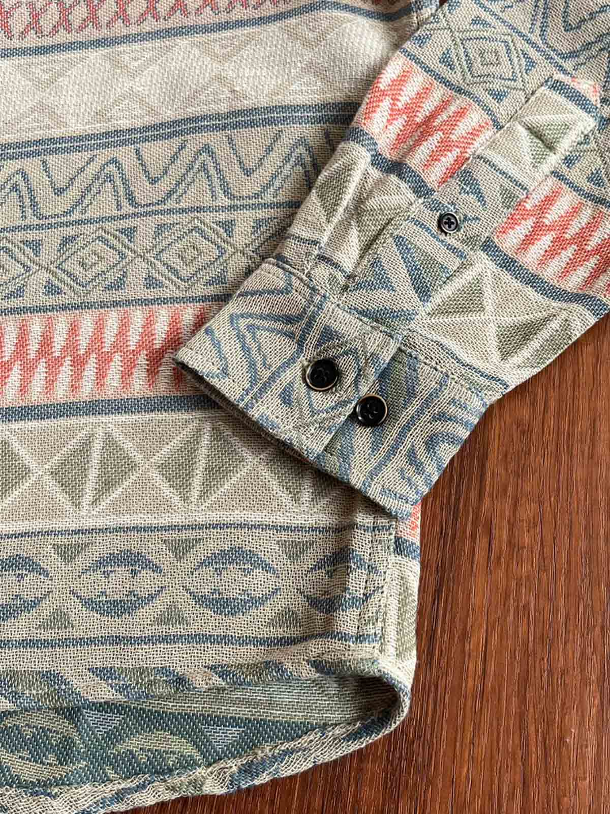 製品画像：民族風ジャカードコットン長袖シャツの正面写真
詳細画像：ジャカード生地のディテールとシャツのテクスチャのクローズアップ