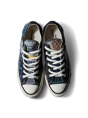 製品画像: 植物染め古布手作り刺し子パッチワーク1970Sローカットキャンバスシューズの正面画像。手工芸とヴィンテージデザインの融合が特徴的。
詳細画像: 刺し子と侗族（ドン族）の手織り布のディテール特写。伝統技術の細部が見える画像。