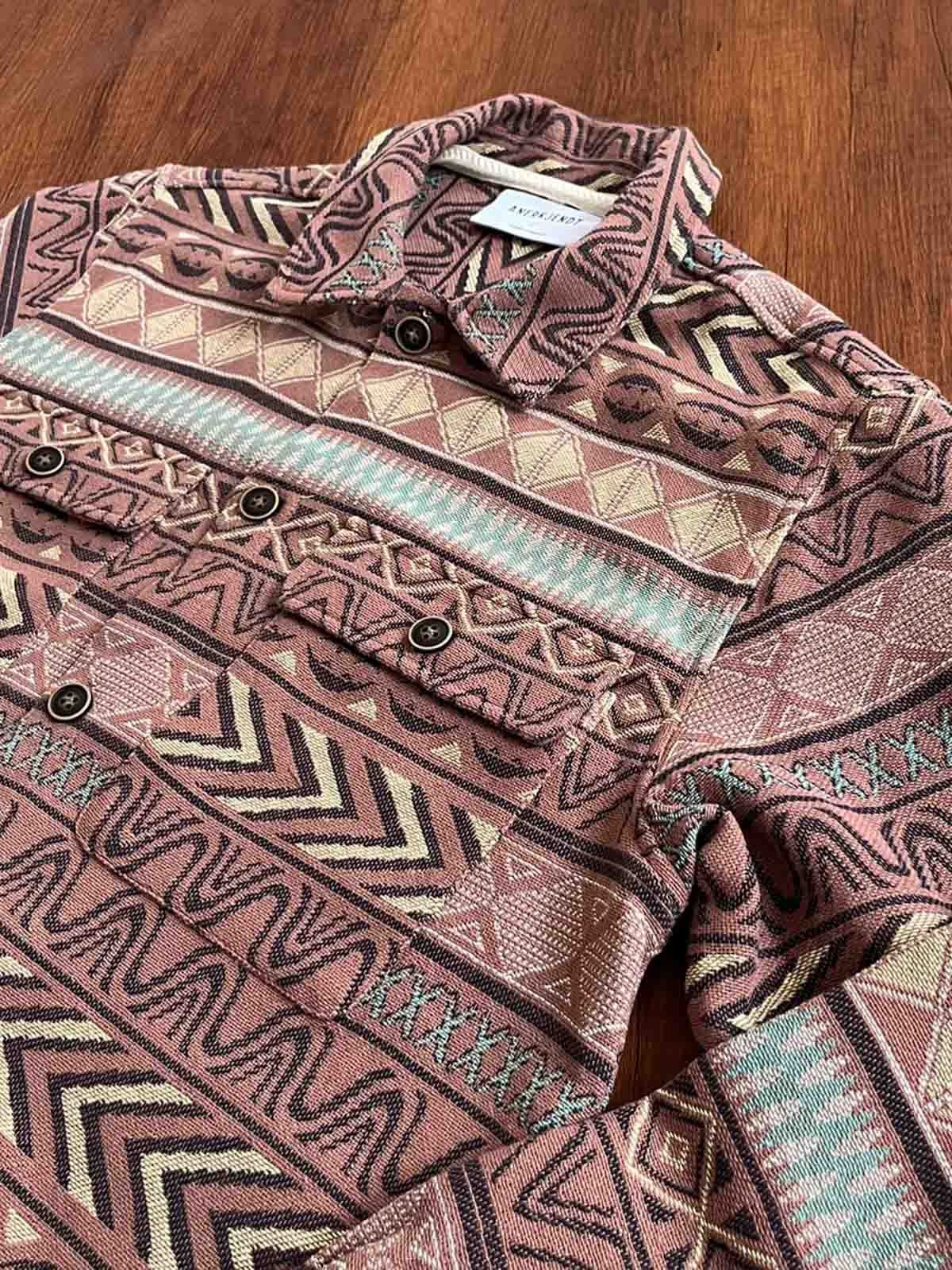 製品画像: ナバホ風色織りジャカードジャケットの正面画像。民族風のデザインが特徴的。
詳細画像: ジャカード柄とディテールの特写。鮮明な模様が際立つ画像。