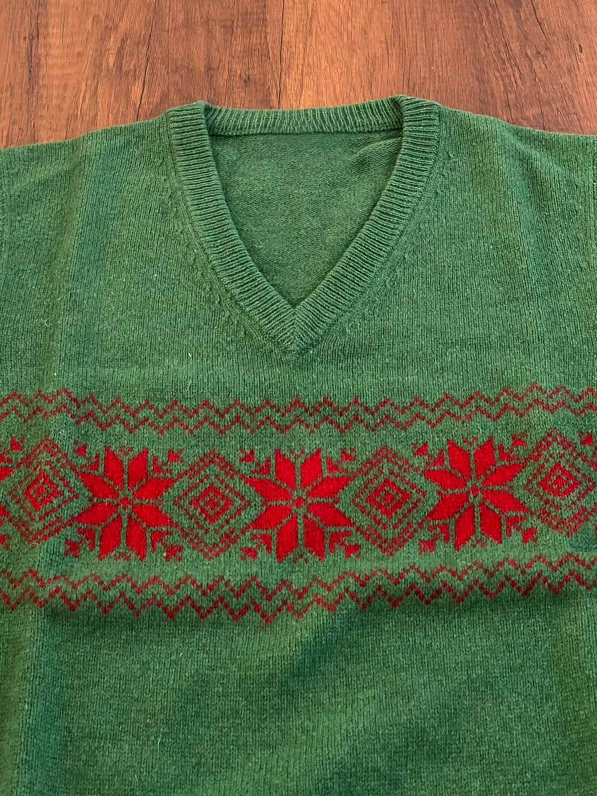 製品画像：フェアアイルジャカードピュアウールベスト、100%ピュアウール素材のベスト正面写真
詳細画像：フェアアイルパターンのジャカードディテールと、ニットの縁取り部分の特写