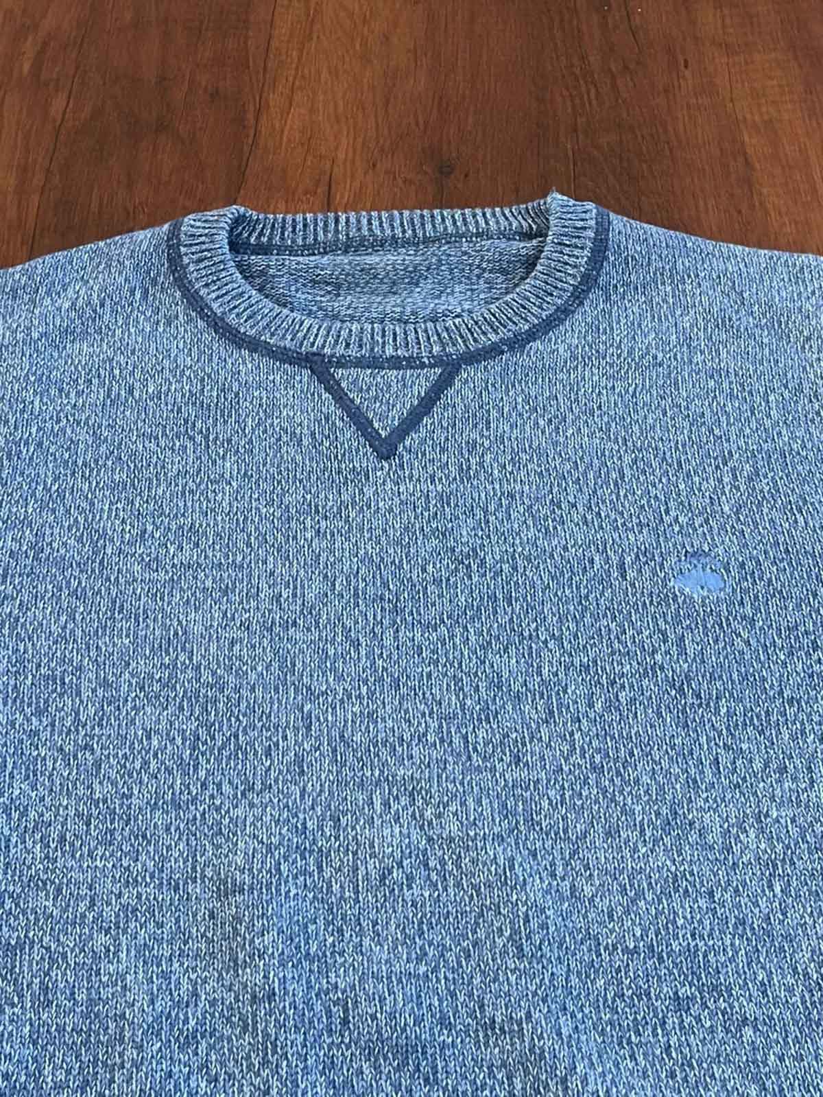 製品画像: ヴィンテージクルーネック厚手プルオーバーセーターの正面画像。100%コットン素材で作られた保温性と快適さを備えた一着。
詳細画像: セーターの細かな編み目とクラシックなクルーネックデザインの特写。高密度な編み込みで耐久性が強調される。