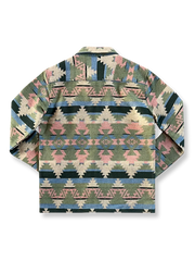 製品画像: ナバホ民族風ジャカードコーチジャケットの正面画像。100%コットンで作られたヴィンテージ風デザインのジャケット。
詳細画像: ジャカード柄とジップクロージャーのディテール特写。ナバホ柄のユニークなパターンと高い編み込み技術が際立つ。