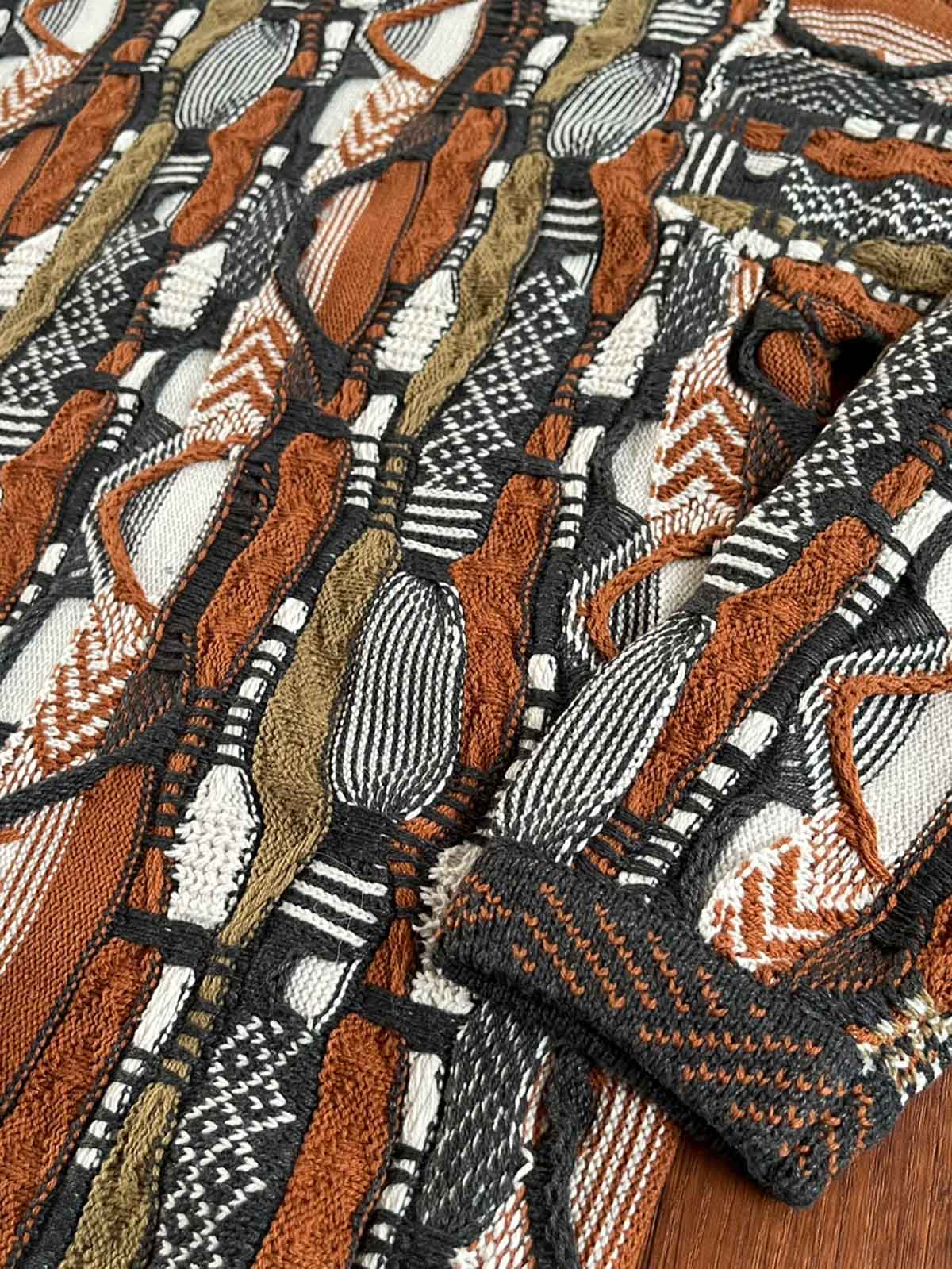 詳細画像: セーターの立体的なゴーヤ柄と編み込みのディテール