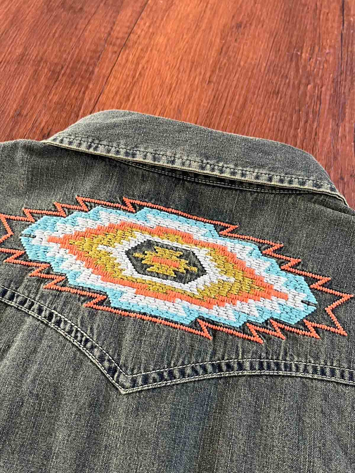 詳細画像: シャツのナバホ刺繍パターンとヴィンテージ金属バッファローボタンのディテール