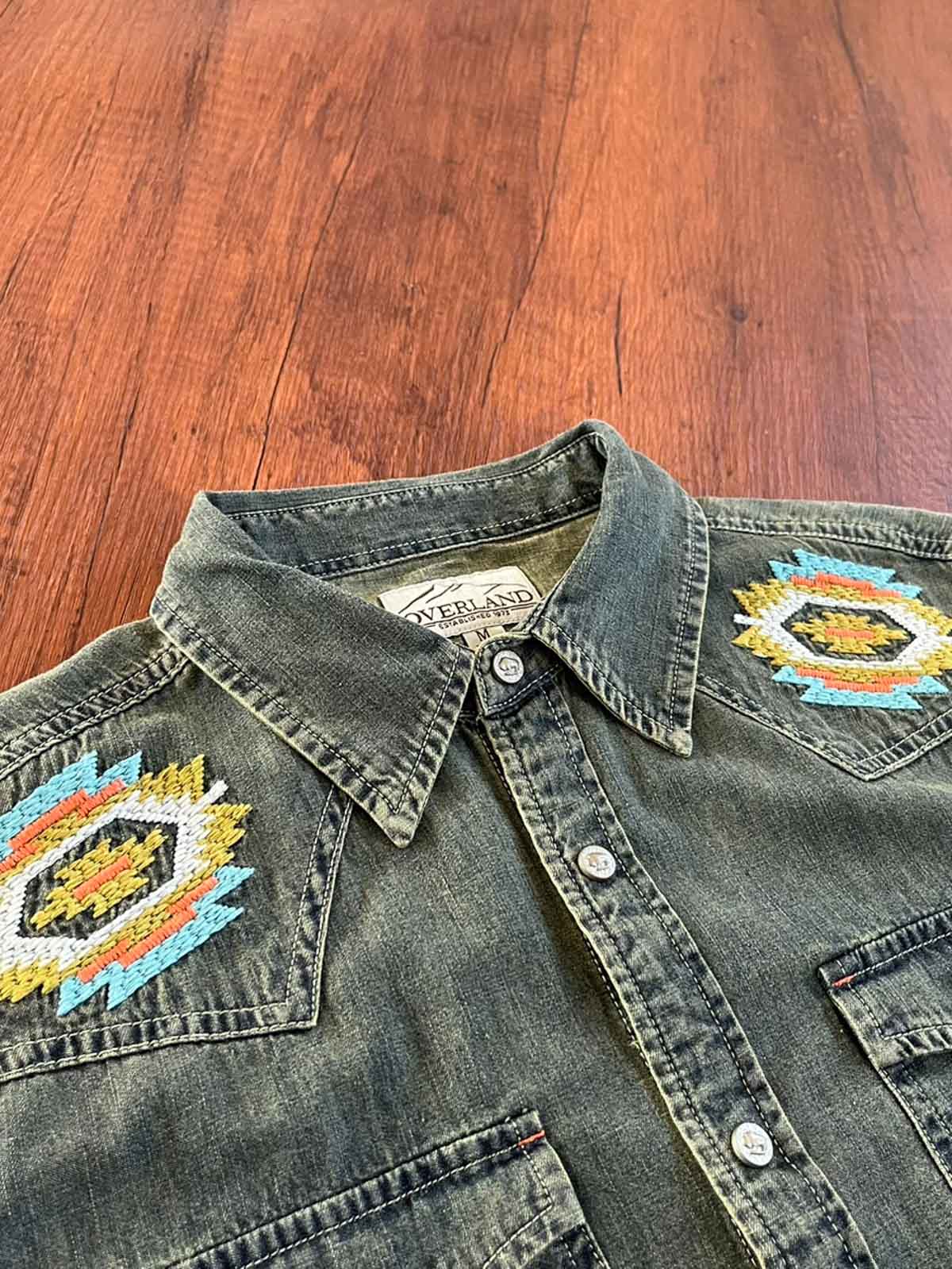 詳細画像: シャツのナバホ刺繍パターンとヴィンテージ金属バッファローボタンのディテール