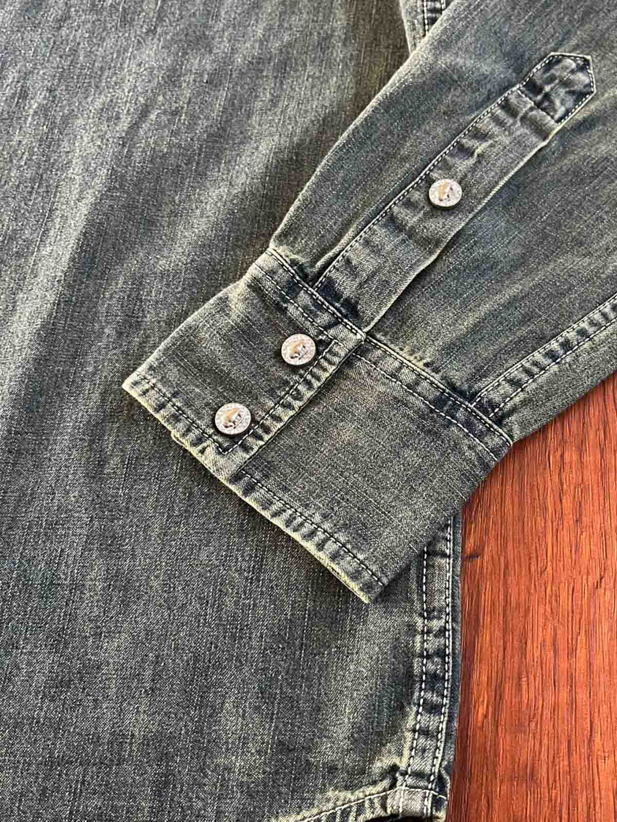 詳細画像: シャツのナバホ刺繍パターンとヴィンテージ金属バッファローボタンのディテール