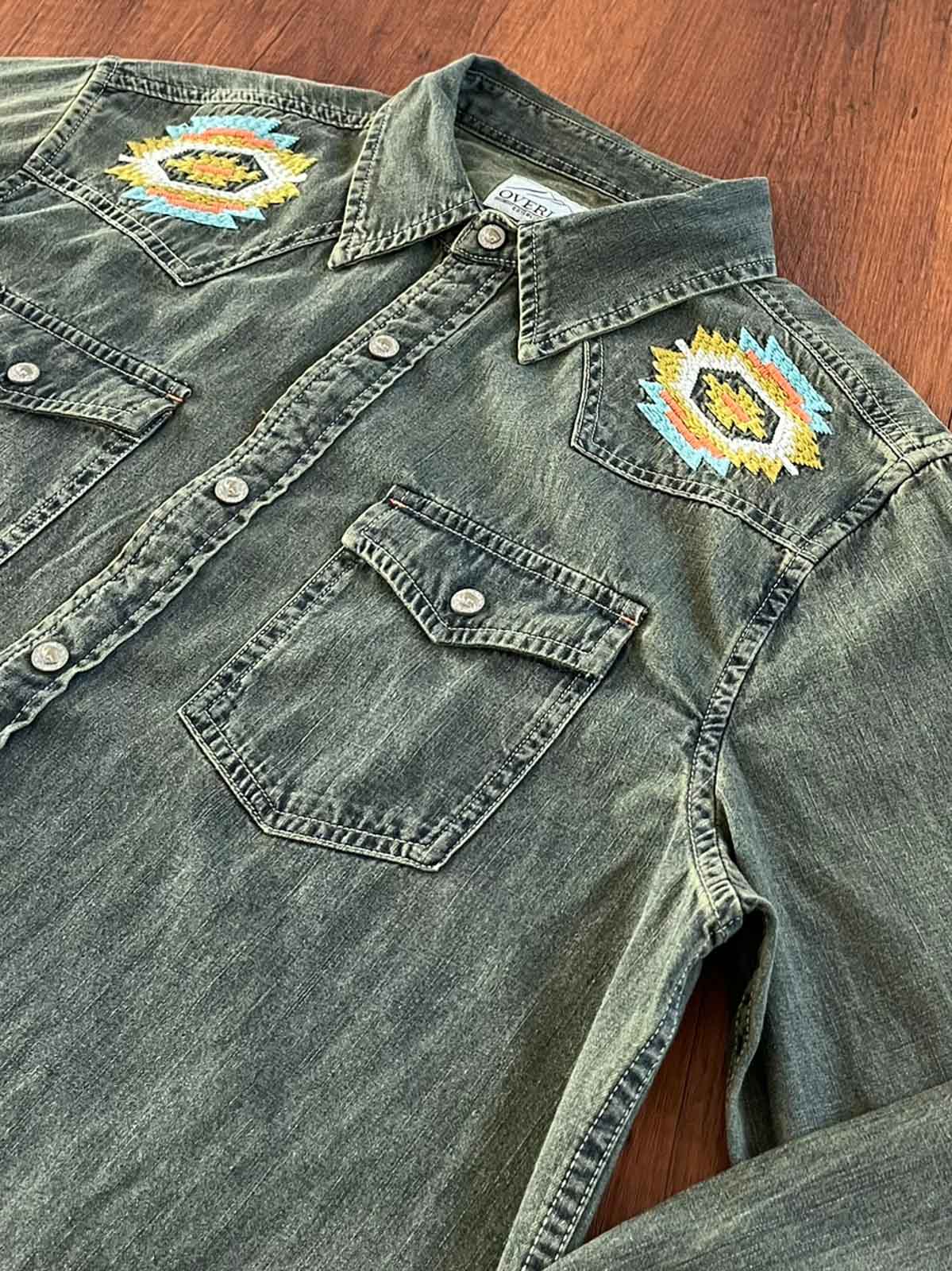 詳細画像: シャツのナバホ刺繍パターンとヴィンテージ金属バッファローボタンのディテール