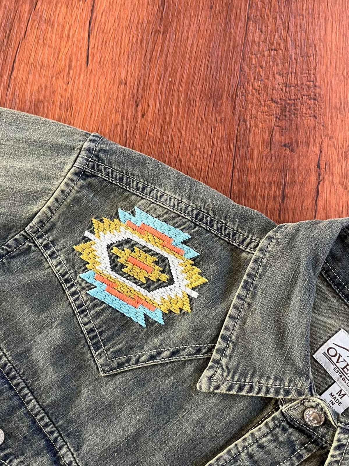 詳細画像: シャツのナバホ刺繍パターンとヴィンテージ金属バッファローボタンのディテール