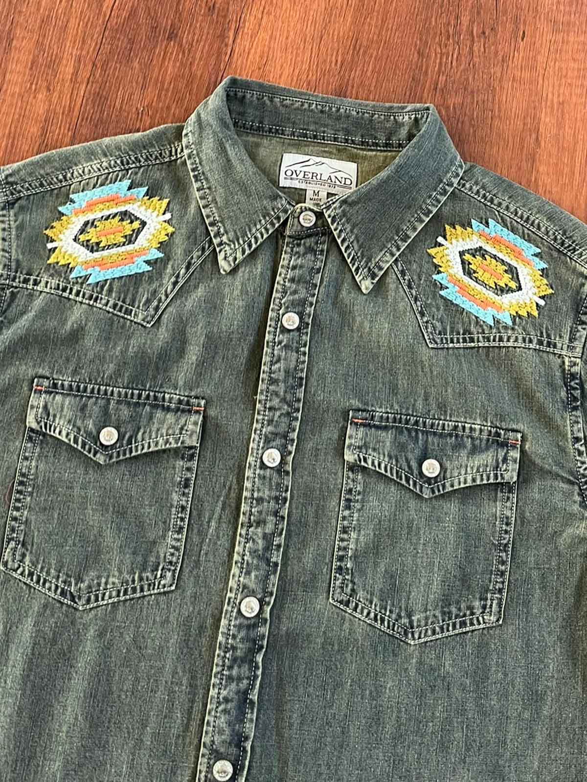 詳細画像: シャツのナバホ刺繍パターンとヴィンテージ金属バッファローボタンのディテール