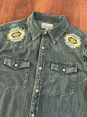 詳細画像: シャツのナバホ刺繍パターンとヴィンテージ金属バッファローボタンのディテール