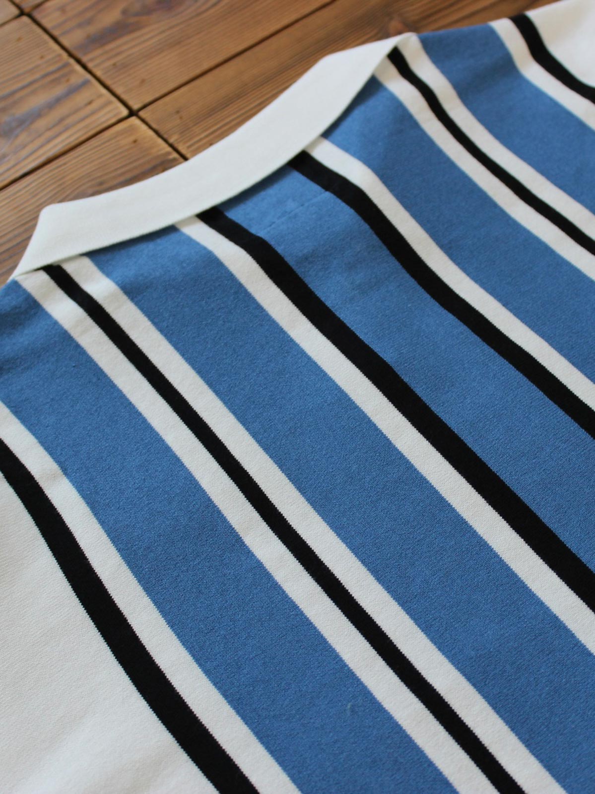 詳細画像: ストライプデザインと高密度コットン素材のディテールクローズアップ