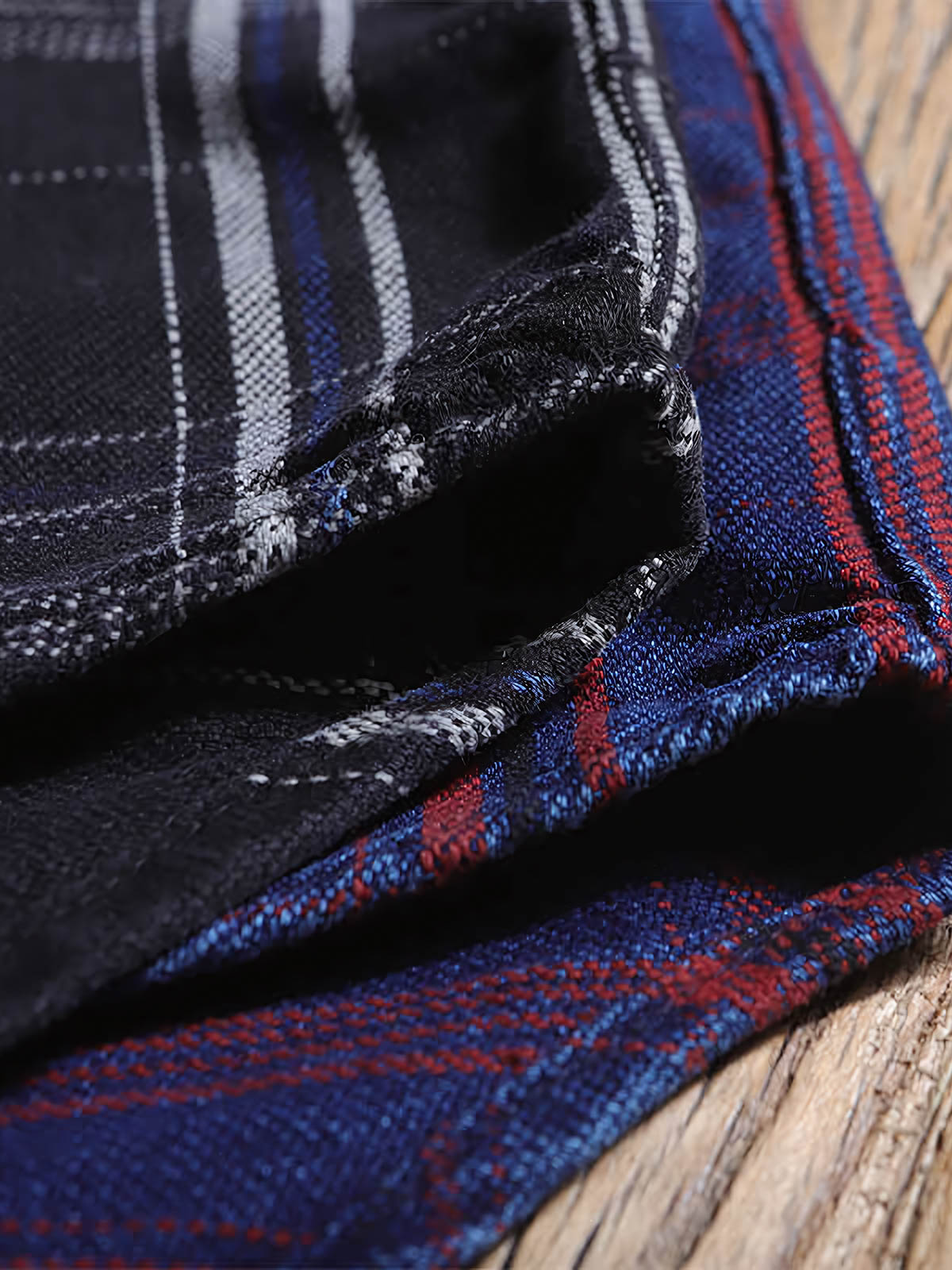 製品画像: ワークレトロチェック柄シャツの正面画像。厚手のコットン100%素材で作られた、ヴィンテージスタイルのクラシックシャツ。
詳細画像: ヴィンテージボタンと耐久性のあるチェック柄コットン生地のディテール特写。レトロなワークスタイルを演出。