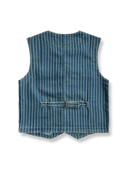 製品画像: アメリカンワークスタイルのデニムストライプベストの正面ビュー。Vネックとスリムフィットデザインが特徴。100%コットン素材の詳細が見える。
詳細画像: デニムストライプ素材のクローズアップとVネックデザインのディテール。生地の質感と縫製がよくわかる。