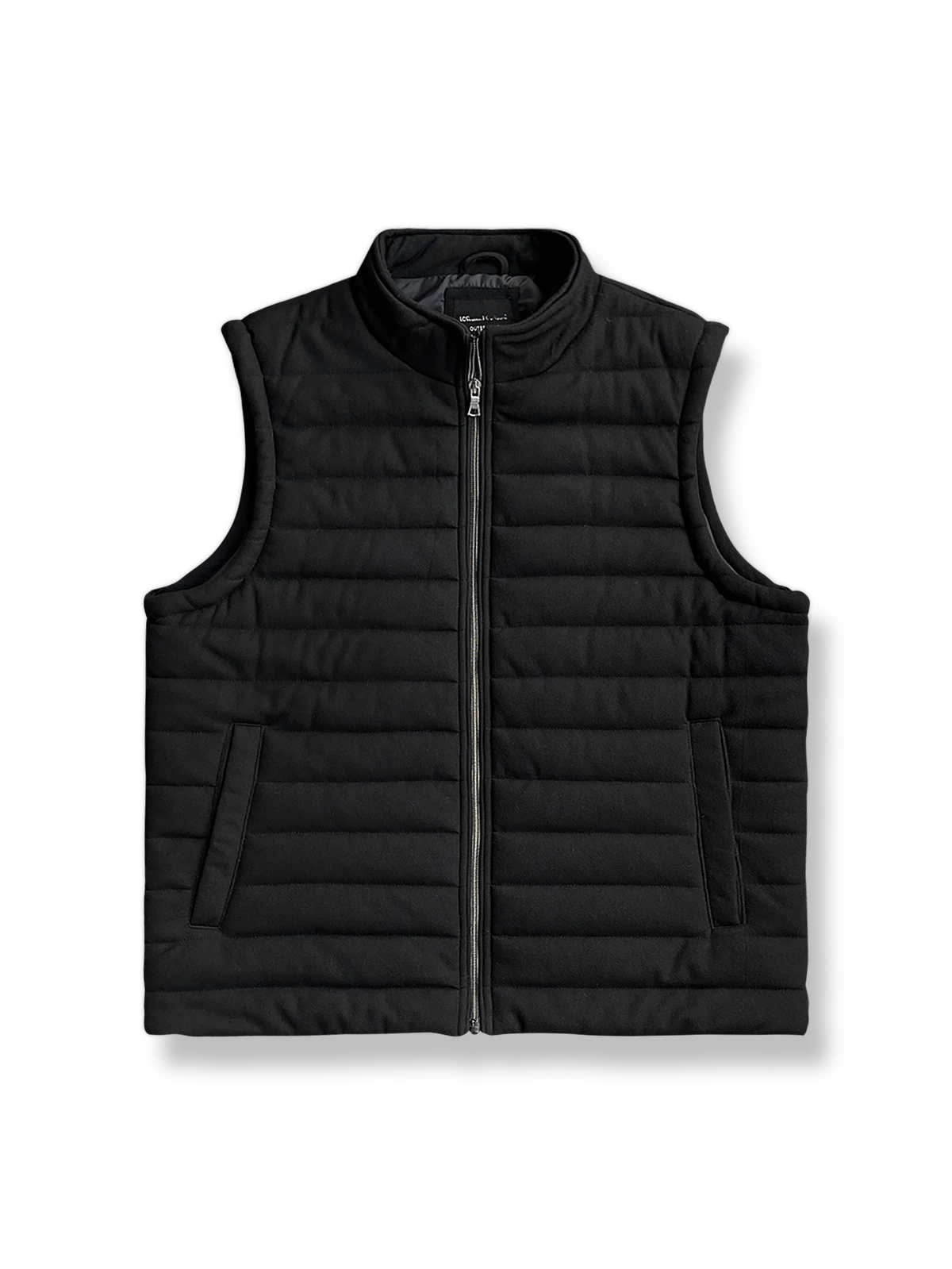 製品画像: 中綿入りの無地スタンドカラーのベスト正面ビュー。シンプルでスタイリッシュなデザインと、中綿素材の保温効果が際立つ。
詳細画像: 中綿入りベストのスタンドカラーと中綿素材のディテール。冬の寒さから守るための中綿素材とスタンドカラーの特徴が明確に見える。