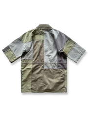 製品画像: ヴィンテージウォッシュ加工のパッチワーク生地を使用した五分袖ハンテンの正面画像。色のコントラストデザインとヴィンテージスタイルが鮮明に表示され、レトロな風合いが強調されています。

詳細画像: YKK真鍮ジッパーと真皮ディテールのクローズアップ。重工水洗加工による独自のビンテージ感が詳しく見える特写画像。