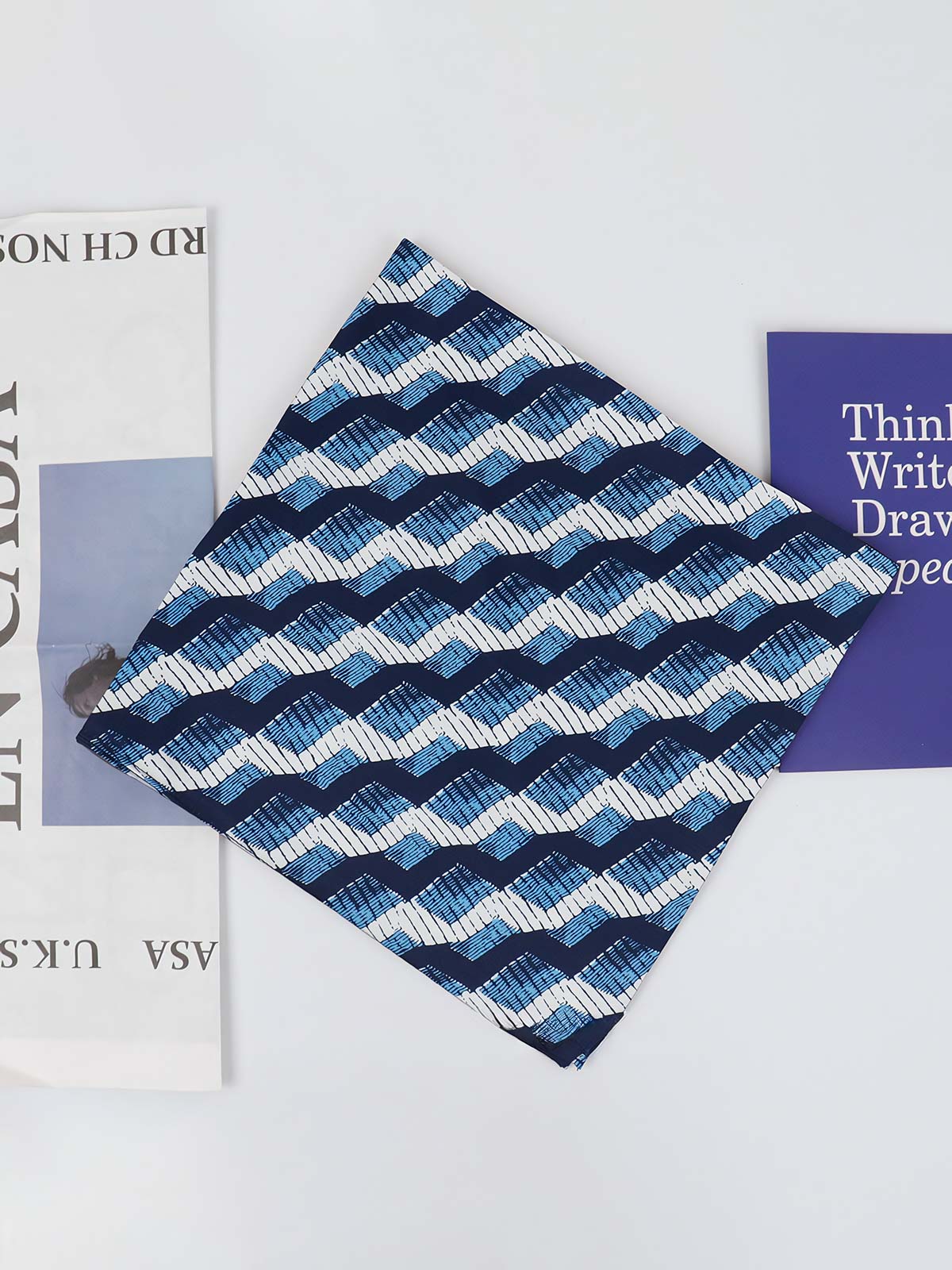 製品画像: ネイビーバンダナとインディアンコインの正面画像。高品質なポリエステル素材と精緻なデザインが一目でわかる。エレガントでありながら、デイリースタイルにも最適なアイテム。

詳細画像: インディアンコインの装飾部分のクローズアップ。民族風デザインと詳細な仕上げが際立ち、ヴィンテージ感とユニークなスタイルを強調。
