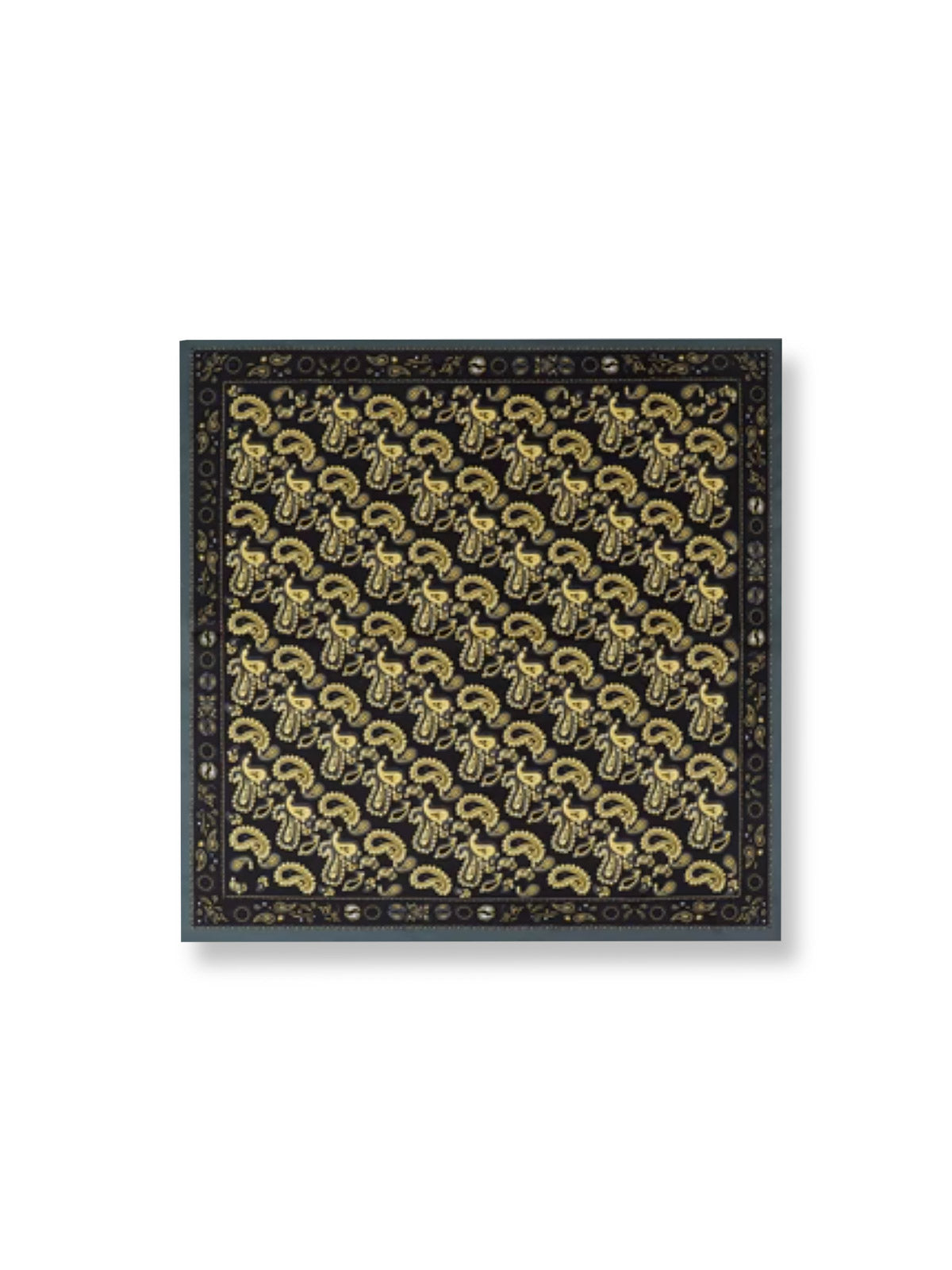 製品画像: ネイビーバンダナとインディアンコインの正面画像。高品質なポリエステル素材と精緻なデザインが一目でわかる。エレガントでありながら、デイリースタイルにも最適なアイテム。

詳細画像: インディアンコインの装飾部分のクローズアップ。民族風デザインと詳細な仕上げが際立ち、ヴィンテージ感とユニークなスタイルを強調。
