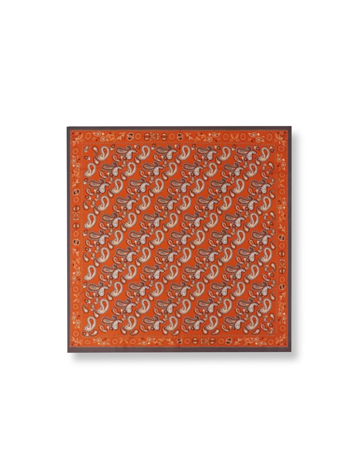 製品画像: ネイビーバンダナとインディアンコインの正面画像。高品質なポリエステル素材と精緻なデザインが一目でわかる。エレガントでありながら、デイリースタイルにも最適なアイテム。

詳細画像: インディアンコインの装飾部分のクローズアップ。民族風デザインと詳細な仕上げが際立ち、ヴィンテージ感とユニークなスタイルを強調。
